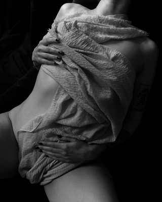 » #1/3 « / Rahel #3 / Blog post by <a href="https://strkng.com/en/photographer/roland+m%C3%BChler/">Photographer Roland Mühler</a> / 2024-10-21 09:41 / Nude