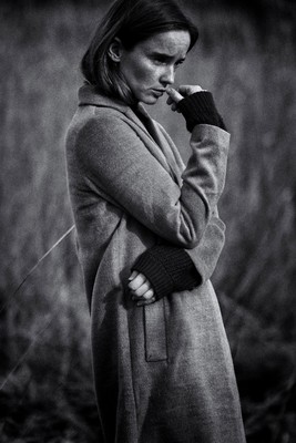 » #1/7 « / Storm is coming ... / Blog-Beitrag von <a href="https://strkng.com/de/fotografin/reni+weber/">Fotografin Reni Weber</a> / 11.03.2020 12:10 / Portrait / #monochrome,#storm,#portrait,#moody