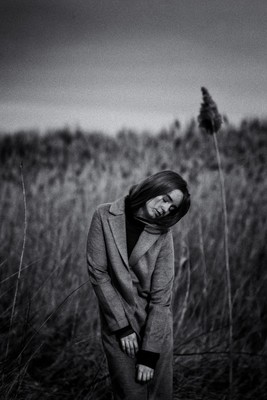 » #3/7 « / Storm is coming ... / Blog post by <a href="https://strkng.com/en/photographer/reni+weber/">Photographer Reni Weber</a> / 2020-03-11 12:10 / Portrait / #monochrome,#moody,#portrait,#storm