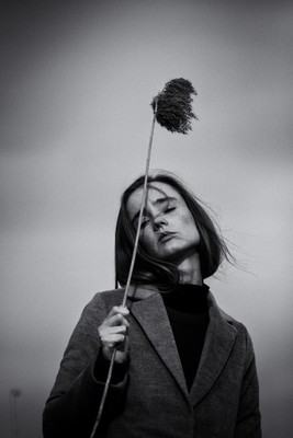 » #4/7 « / Storm is coming ... / Blog-Beitrag von <a href="https://strkng.com/de/fotografin/reni+weber/">Fotografin Reni Weber</a> / 11.03.2020 12:10 / Portrait / #moody,#storm,#portrait,#monochrome