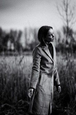 » #5/7 « / Storm is coming ... / Blog post by <a href="https://strkng.com/en/photographer/reni+weber/">Photographer Reni Weber</a> / 2020-03-11 12:10 / Portrait / #moody,#storm,#monochrome,#portrait