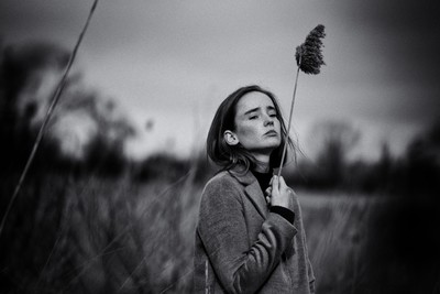 » #7/7 « / Storm is coming ... / Blog-Beitrag von <a href="https://strkng.com/de/fotografin/reni+weber/">Fotografin Reni Weber</a> / 11.03.2020 12:10 / Portrait / #monochrome,#blackandwhite,#portrait,#storm,#moody