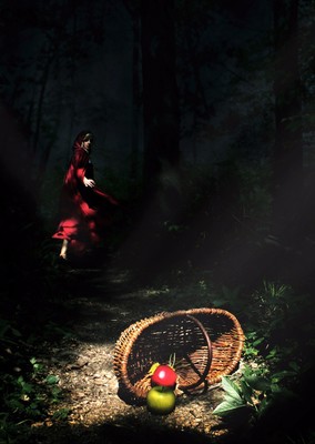 Lost my Gift for Snow White / Fine Art / red,redridinghood,rotkäppchen,girl,woman,run,running,woods,deepinthewoods,nature,trees,light,fairytale,märchen,apples,apple,claudia,hantschel,photography,portrait,fineart,dark,magical