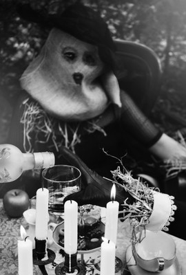 » #2/5 « / Trick or Treat / Blog post by <a href="https://strkng.com/en/photographer/claudia+hantschel/">Photographer Claudia Hantschel</a> / 2020-09-12 12:05 / Fine Art / claudia,hantschel,photography