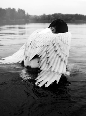 » #5/5 « / Fall from Grace / Blog-Beitrag von <a href="https://strkng.com/de/fotografin/claudia+hantschel/">Fotografin Claudia Hantschel</a> / 24.02.2021 15:46 / Fine Art / claudia,hantschel,photography,portrait,black,white,fairytale,angel,Love