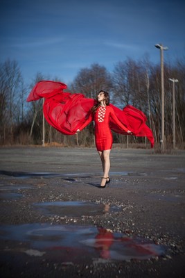 Dystopia / Menschen / alternative,Beauty,Body,Creative,Darkness,dystopia,Dark,Devil,Dystopie,fire,feuer,rot,red,kleid,dress,sexy,Lensbaby,Lensbaby Twist,Model,Mystisch,mystic,Mode,Mystery,outdoor,Portrait,Schönheit