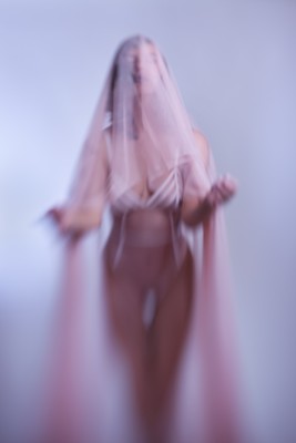 Lucid Dream / Nude / sensual,dessous,boudoir,lensbaby,canon,yongnuo,strobist,studio,stoffe,teilakt,nude,sinnlich,experimental,experimentell,contemporary,alternative,Abstract,Art,Abstrakt