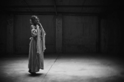 » #5/9 « / Anna und die Fabrik / Blog-Beitrag von <a href="https://strkng.com/de/fotografin/rosa+h-+lightart/">Fotografin Rosa H. LightArt</a> / 31.10.2018 10:29 / Konzeptionell