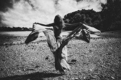 If I could Fly... / Konzeptionell / schwarz_weiß,monochrome,dress,outdoor,mood