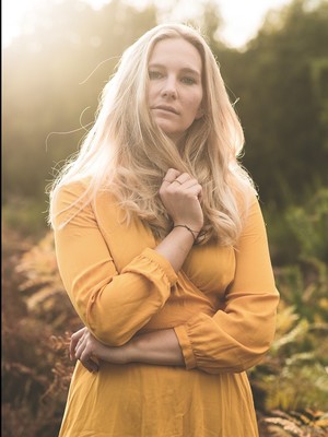 Take care of your garden / Portrait / women,nature,natur,lifestyle,frau,model,autumn,nikon,heide,garten,garden,availabel