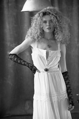 beauty / Mode / Beauty / model,beauty,fashion,summerdress,woman,curlyhairs,gloves,intense,bnw,blackandwhite,monochrome,noiretblanc