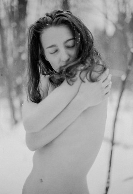 » #6/9 « / Runa in the snow / Blog-Beitrag von <a href="https://strkng.com/de/fotograf/daniel-nartschick/">Fotograf daniel.nartschick</a> / 19.02.2021 11:51 / Nude