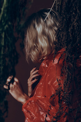 » #2/9 « / The Red Raincoat / Blog post by <a href="https://strkng.com/en/photographer/risu/">Photographer Risu</a> / 2020-01-23 16:08 / Fine Art