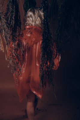 » #5/9 « / The Red Raincoat / Blog-Beitrag von <a href="https://strkng.com/de/fotografin/risu/">Fotografin Risu</a> / 23.01.2020 16:08