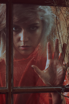 » #6/9 « / The Red Raincoat / Blog post by <a href="https://strkng.com/en/photographer/risu/">Photographer Risu</a> / 2020-01-23 16:08 / Portrait