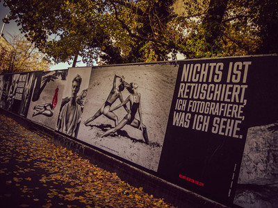 » #3/9 « / #helmutnewton100 / Blog-Beitrag von <a href="https://strkng.com/de/fotograf/thomas+illhardt/">Fotograf Thomas Illhardt</a> / 09.11.2020 11:20