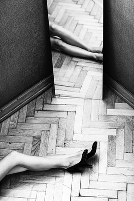 » #1/4 « / StairwayMirrorLegs / Blog post by <a href="https://willischwanke.strkng.com/en/">Photographer Willi Schwanke</a> / 2018-12-07 12:53 / Konzeptionell