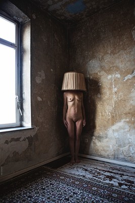 » #2/4 « / lamp I / Blog-Beitrag von <a href="https://willischwanke.strkng.com/de/">Fotograf Willi Schwanke</a> / 16.02.2020 09:00 / Nude / blauerfleck