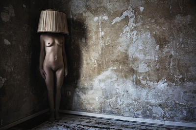 » #4/4 « / lamp I / Blog post by <a href="https://willischwanke.strkng.com/en/">Photographer Willi Schwanke</a> / 2020-02-16 09:00 / Nude