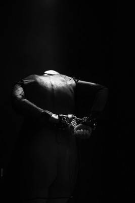» #1/9 « / handcuffs / Blog post by <a href="https://willischwanke.strkng.com/en/">Photographer Willi Schwanke</a> / 2020-07-28 22:00 / Nude