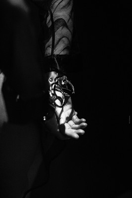 » #3/9 « / handcuffs / Blog post by <a href="https://willischwanke.strkng.com/en/">Photographer Willi Schwanke</a> / 2020-07-28 22:00 / Nude