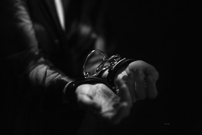 » #5/9 « / handcuffs / Blog post by <a href="https://willischwanke.strkng.com/en/">Photographer Willi Schwanke</a> / 2020-07-28 22:00 / Nude