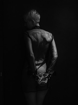 » #8/9 « / handcuffs / Blog post by <a href="https://willischwanke.strkng.com/en/">Photographer Willi Schwanke</a> / 2020-07-28 22:00 / Nude