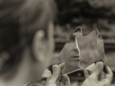 » #2/3 « / mirror I-III / Blog-Beitrag von <a href="https://willischwanke.strkng.com/de/">Fotograf Willi Schwanke</a> / 19.12.2021 19:46 / Portrait