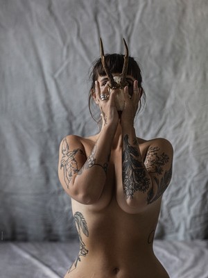 » #1/7 « / antlered I-VII / Blog post by <a href="https://willischwanke.strkng.com/en/">Photographer Willi Schwanke</a> / 2022-02-13 14:21 / Nude