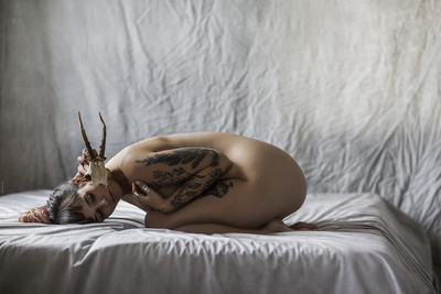 » #2/7 « / antlered I-VII / Blog post by <a href="https://willischwanke.strkng.com/en/">Photographer Willi Schwanke</a> / 2022-02-13 14:21 / Nude