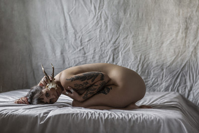 » #7/7 « / antlered I-VII / Blog post by <a href="https://willischwanke.strkng.com/en/">Photographer Willi Schwanke</a> / 2022-02-13 14:21 / Nude