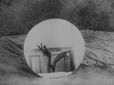 » #1/3 « / mirror and hands / Blog post by <a href="https://willischwanke.strkng.com/en/">Photographer Willi Schwanke</a> / 2022-09-18 17:03 / Stimmungen