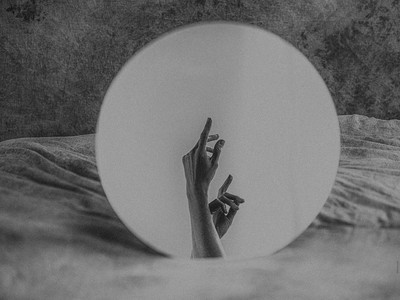 » #2/3 « / mirror and hands / Blog-Beitrag von <a href="https://willischwanke.strkng.com/de/">Fotograf Willi Schwanke</a> / 18.09.2022 17:03 / Stimmungen