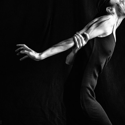 » #1/6 « / hands I-VI / Blog post by <a href="https://willischwanke.strkng.com/en/">Photographer Willi Schwanke</a> / 2023-01-16 23:12 / Stimmungen