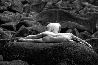 » #1/3 « / rocks vol. 1 I-III / Blog-Beitrag von <a href="https://willischwanke.strkng.com/de/">Fotograf Willi Schwanke</a> / 23.04.2023 17:37 / Nude