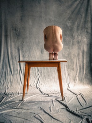 » #2/5 « / table vol.2 -b&amp;t I-V- / Blog-Beitrag von <a href="https://willischwanke.strkng.com/de/">Fotograf Willi Schwanke</a> / 03.10.2024 10:39 / Nude