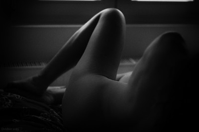 » #1/6 « / Parts of C. / Blog-Beitrag von <a href="https://dirkbee.strkng.com/de/">Fotograf DirkBee</a> / 08.03.2019 20:39 / Nude / schwarzweiß,körper,knie,bein,akt,availablelight,lowkey