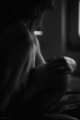 » #5/6 « / Parts of C. / Blog post by <a href="https://dirkbee.strkng.com/en/">Photographer DirkBee</a> / 2019-03-08 20:39 / Nude / lowkey,akt,nude,schwarzweiß,hand,knie,brust,availablelight,indoor