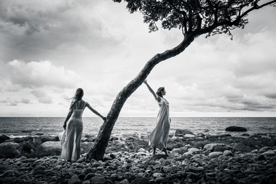 connected / Stimmungen / women,tree,beach,mood,stones,ocean,sky,blackandwhite