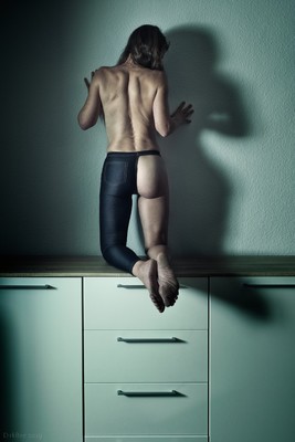 » #3/8 « / sweater, commode and halfcut / Blog-Beitrag von <a href="https://dirkbee.strkng.com/de/">Fotograf DirkBee</a> / 16.11.2019 12:22 / Konzeptionell