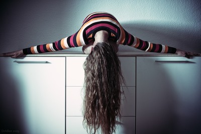 » #7/8 « / sweater, commode and halfcut / Blog-Beitrag von <a href="https://dirkbee.strkng.com/de/">Fotograf DirkBee</a> / 16.11.2019 12:22 / Konzeptionell