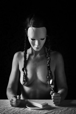 IV / Nude / woman,nude,nudeart,food,conceptual,konzeptionell,essen,käse,cheese,mask,maske,schwarzweiß,hunger