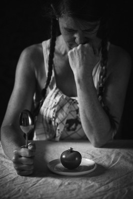 VI / Konzeptionell / frau,hunger,woman,tomato,tomate,verzweiflung,einsamkeit,loneliness,blackandwhite