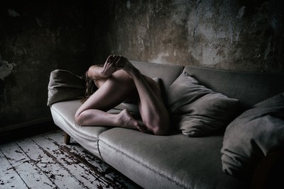 V / Nude / woman,nude,frau,sofa,indoor