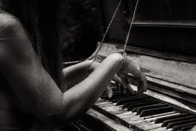II / Konzeptionell / woman,piano,keyboard,hands,blackandwhite