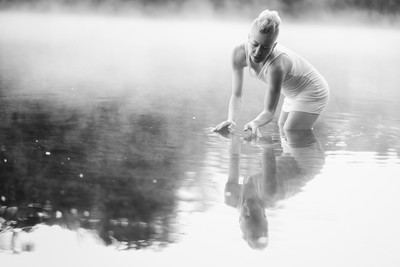 IV / Menschen / woman,shirt,water,blackandwhite,reflection