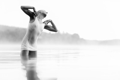 V / Menschen / woman,shirt,blackandwhite,water,fog