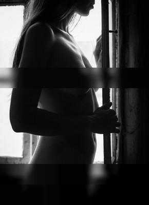 V / Nude / woman,nudeart,window,indoor,blackandwhite