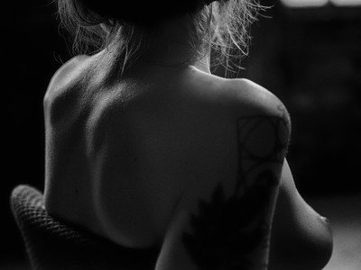 VI / Nude