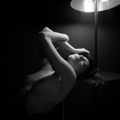 » #8/9 « / Lichtspiel / Blog post by <a href="https://strkng.com/en/photographer/filthy+wizard/">Photographer Filthy Wizard</a> / 2020-02-19 17:48 / Nude